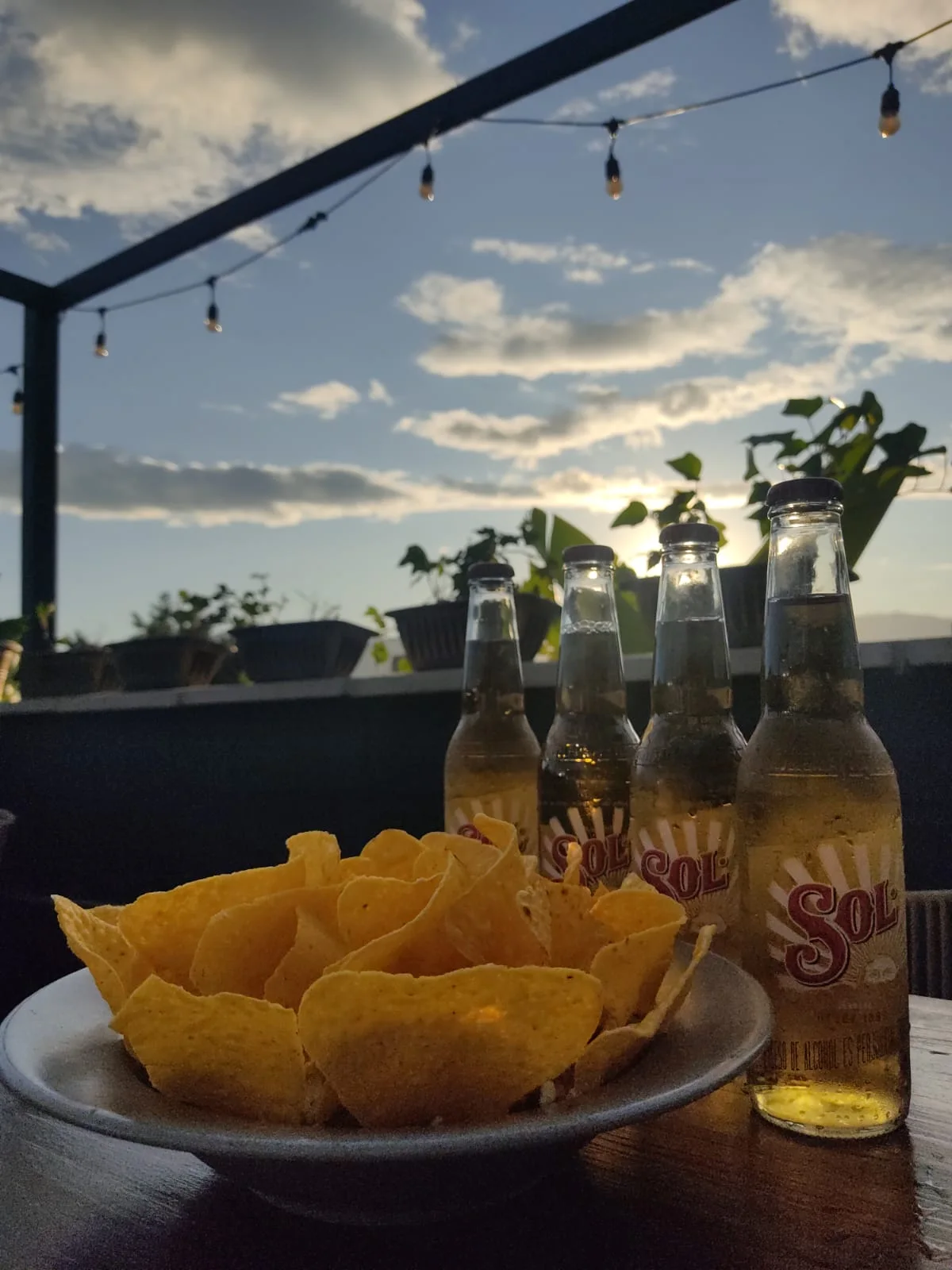 Mesa y cielo al atardecer en Manila