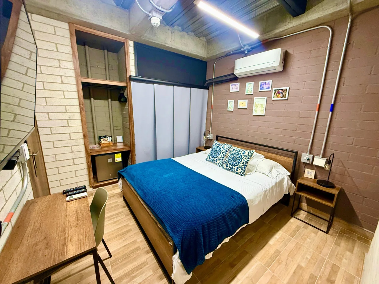 Estándar: cama azul, madera y ladrillo
