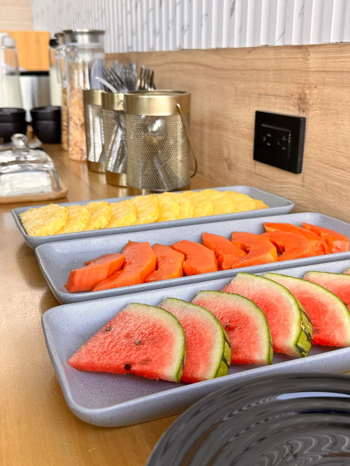 Frutas preparadas para el desayuno del hotel