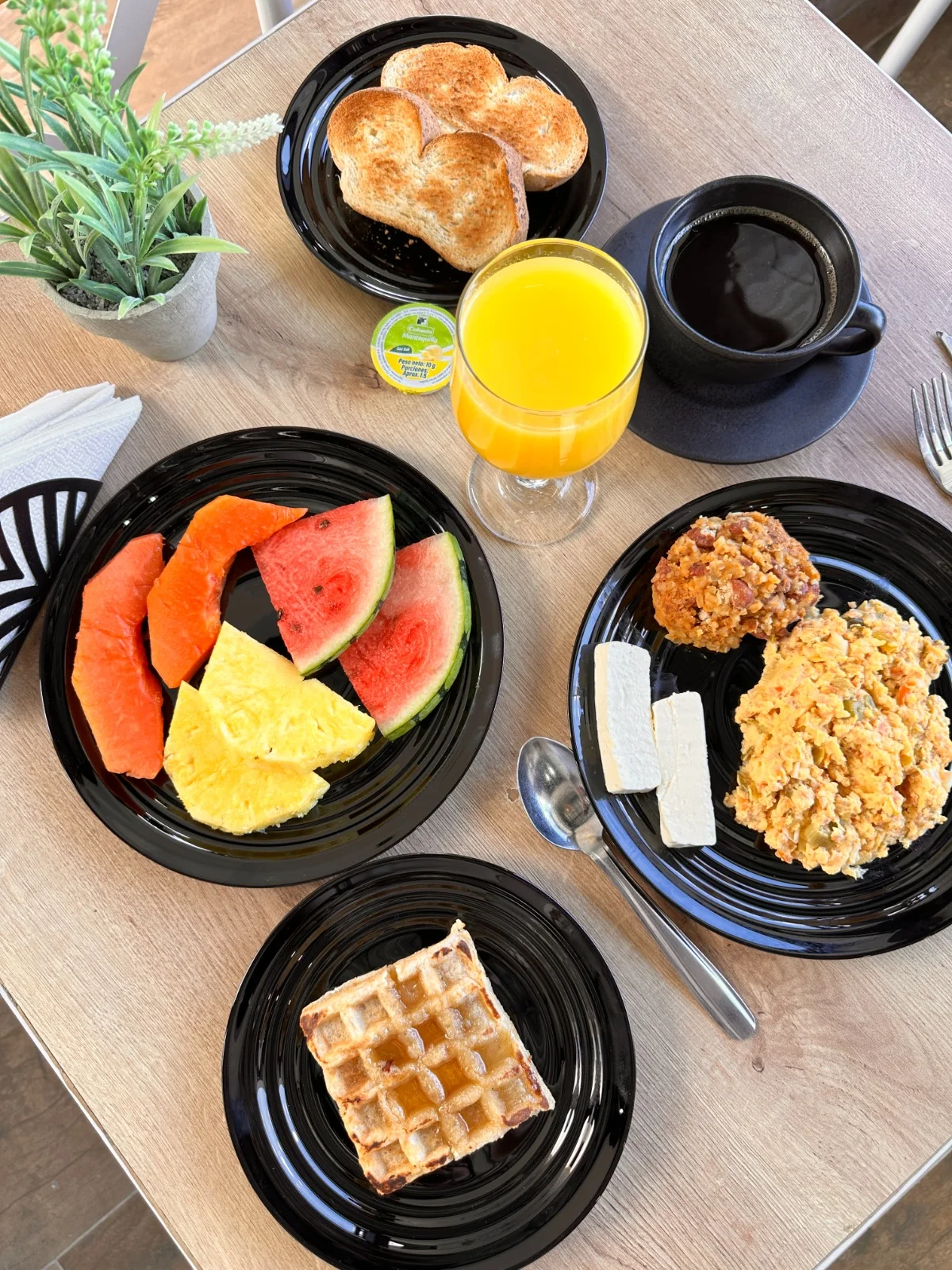 Desayuno del hotel con fruta y platos calientes