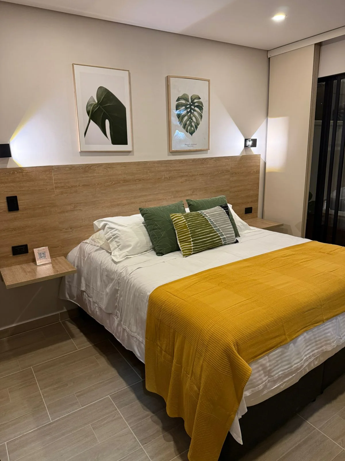 Deluxe Superior: cama y cabecero de madera