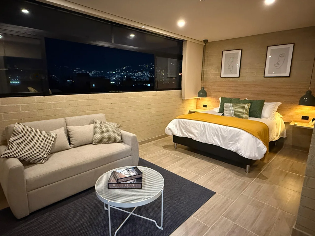 Deluxe Junior: sofá, cama y ciudad de noche