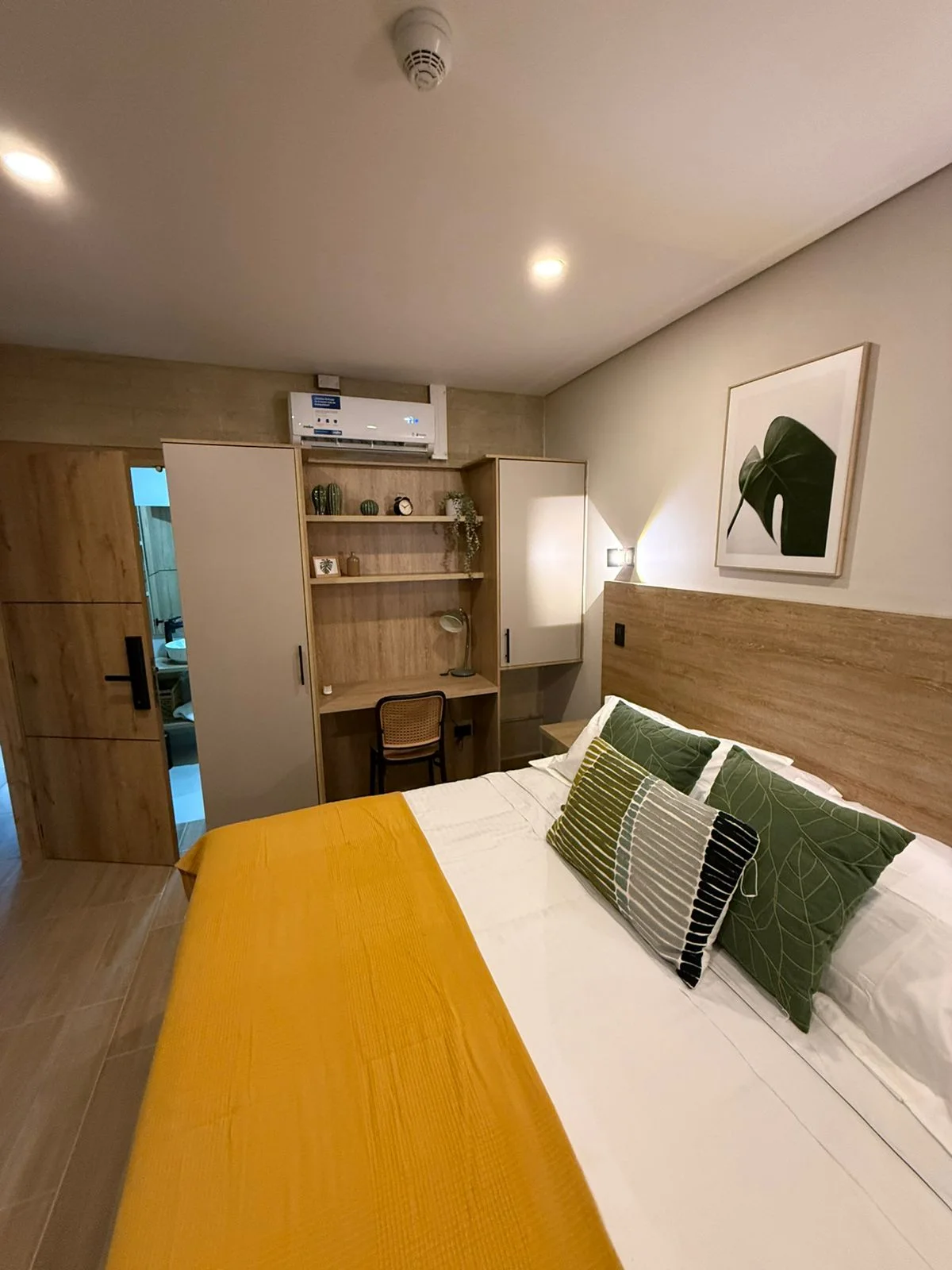 Deluxe Superior: madera y acentos mostaza