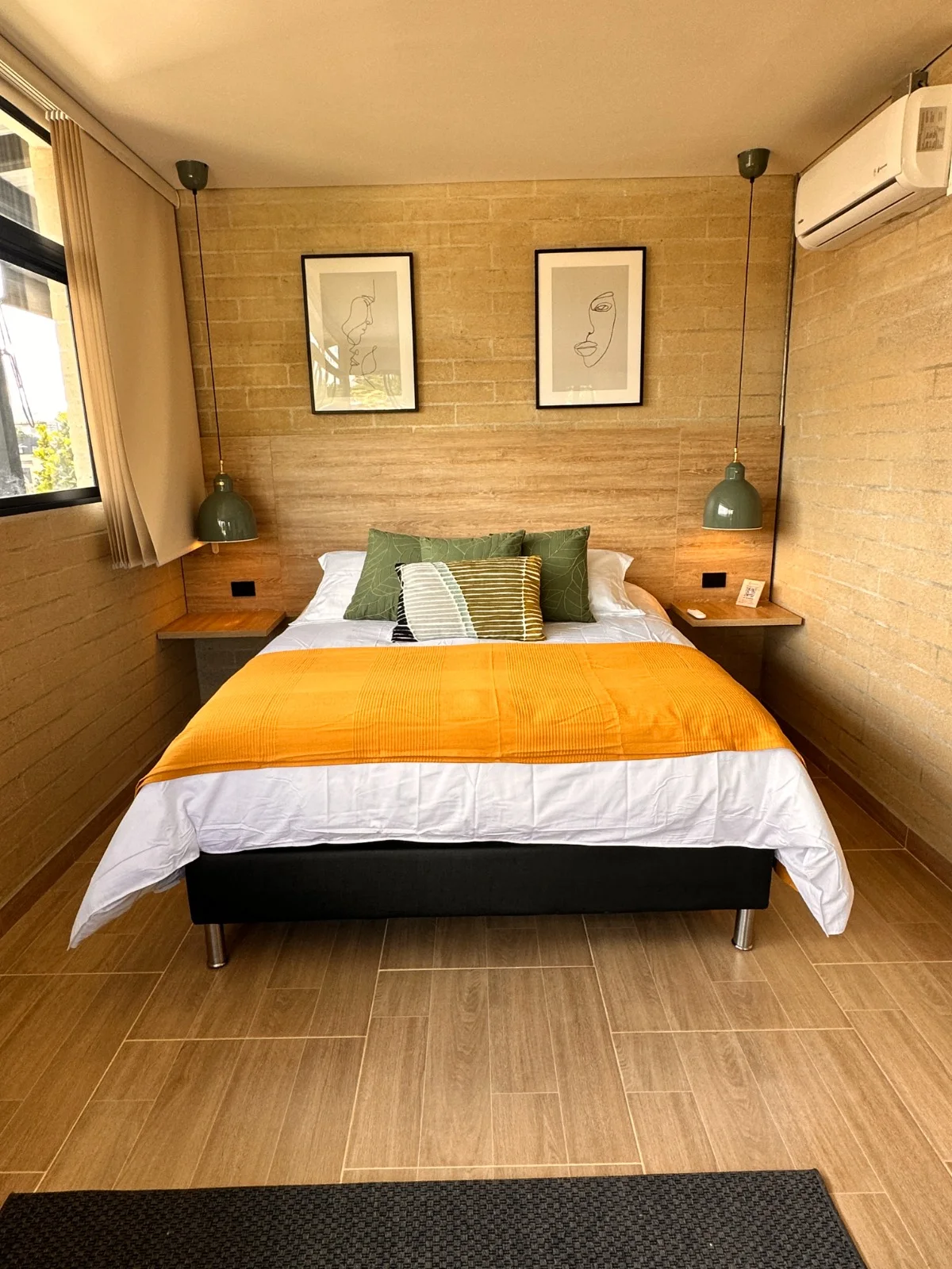 Deluxe Junior: tonos cálidos y cama mostaza